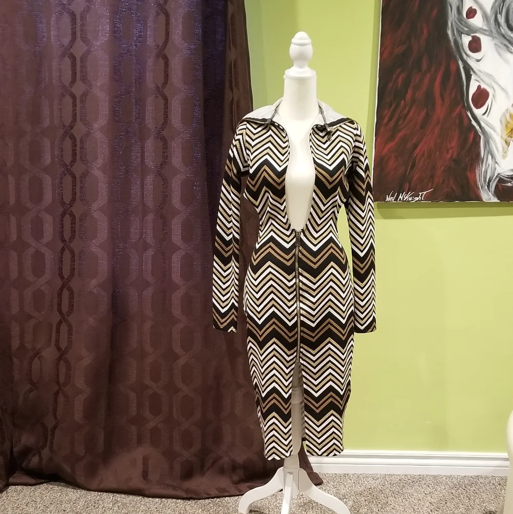 NWOT Form Fitting Chevron Open Front/Backless Dress - Picture 2 of 8